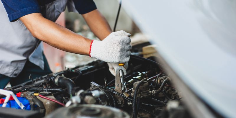 Ein Mann schraubt an einem Auto
